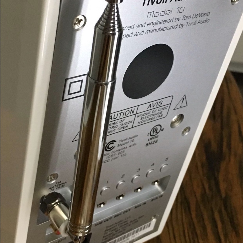 TIVOLI MODEL 10 AM/FM RADIO